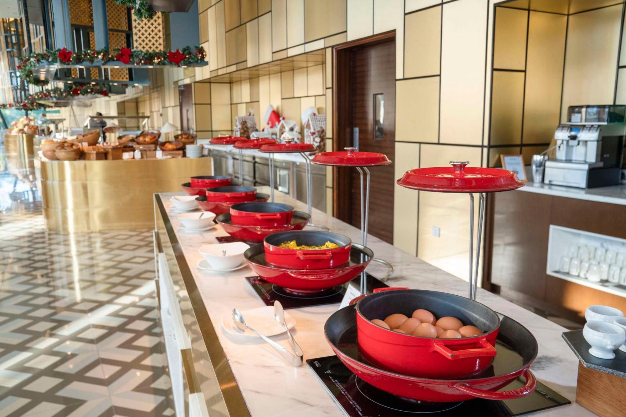 Radisson Blu Resort Phu Quoc Esterno foto A buffet at a hotel